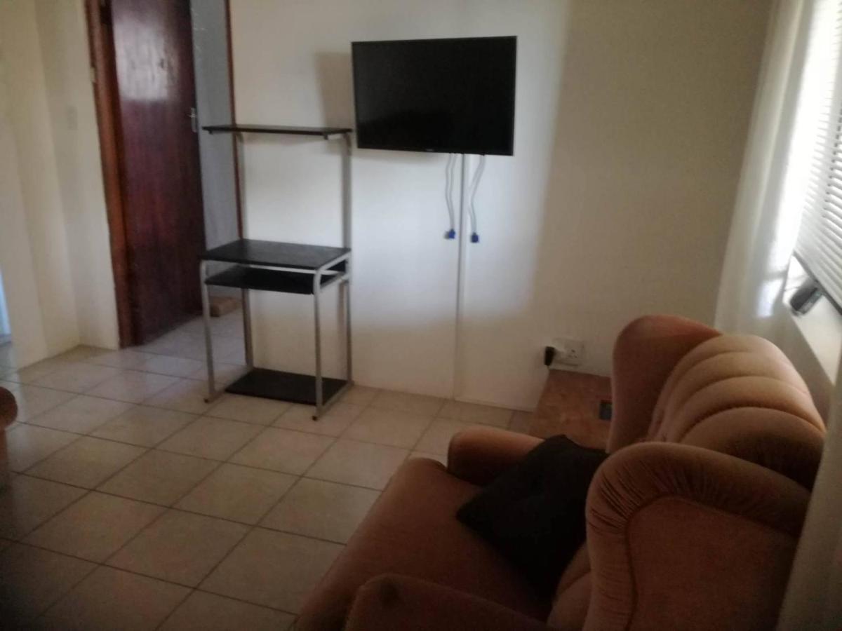 Hunters Self Catering Apartment East London Bagian luar foto
